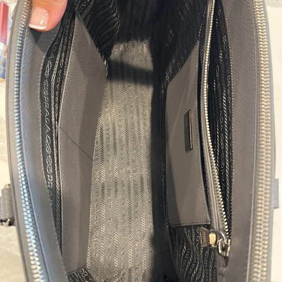 Authentic Prada Saffiano tote perfect condition - Picture 3 of 4